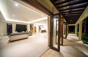 Luxury 4 Bedroom Bella Vista Villa