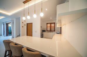 Luxury 4 Bedroom Bella Vista Villa