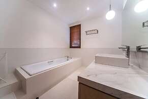 Luxury 4 Bedroom Bella Vista Villa