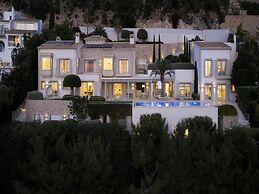 Villa in Tranquil Hillside Location