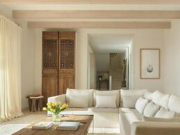 Villa in Tranquil Hillside Location