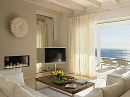 Villa in Tranquil Hillside Location