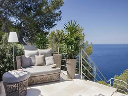 Villa in Tranquil Hillside Location