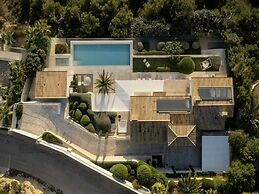 Villa in Tranquil Hillside Location