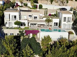 Villa in Tranquil Hillside Location