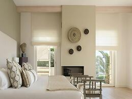 Villa in Tranquil Hillside Location