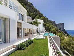 Villa in Tranquil Hillside Location