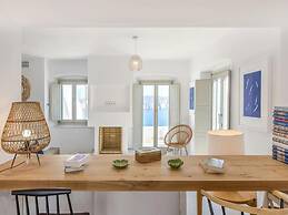 Stunning Villa With Modern Decor