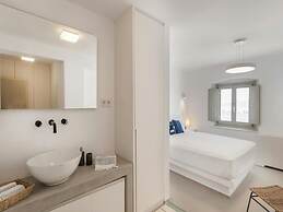 Stunning Villa With Modern Decor