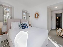 Stunning Villa With Modern Decor