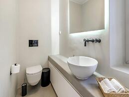 Stunning Villa With Modern Decor