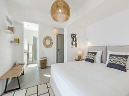 Stunning Villa With Modern Decor