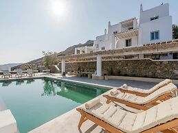 Stunning Villa With Modern Decor