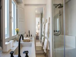 Stunning Villa With Modern Decor