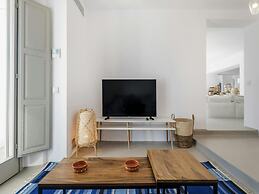 Stunning Villa With Modern Decor