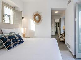 Stunning Villa With Modern Decor