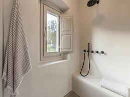 Stunning Villa With Modern Decor