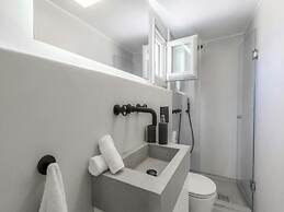 Stunning Villa With Modern Decor