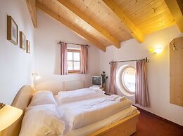 Quiet Chalet With Sauna in Konigsleiten