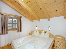 Deluxe Chalet With Pool in Konigsleiten