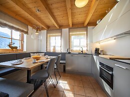 Deluxe Chalet With Pool in Konigsleiten