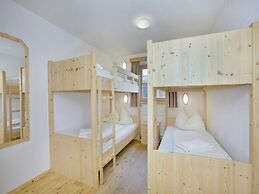 Deluxe Chalet With Pool in Konigsleiten