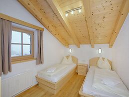 Deluxe Chalet With Pool in Konigsleiten