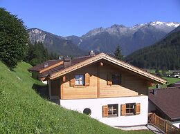 Deluxe Chalet With Pool in Konigsleiten
