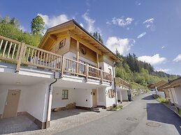 Deluxe Chalet With Pool in Konigsleiten