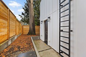 Modern 2-Bedroom Retreat in Seattle