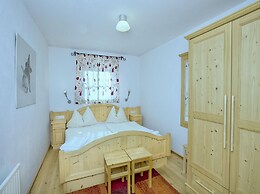 Quiet Chalet With Sauna in Konigsleiten