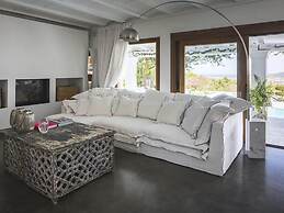 Impressive Holiday Home With Views