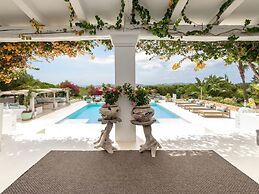 Impressive Holiday Home With Views