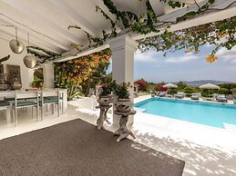 Impressive Holiday Home With Views