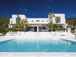 Impressive Holiday Home With Views