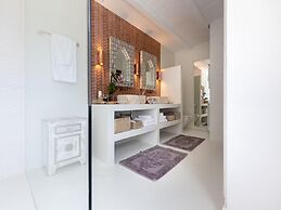 Impressive Holiday Home With Views