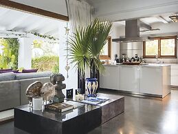 Impressive Holiday Home With Views