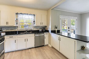 6 Mi to Dtwn Greenville: Taylors Home w/ Foosball