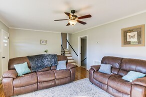 6 Mi to Dtwn Greenville: Taylors Home w/ Foosball