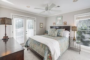 1 Block to The Square: Oxford Condo!