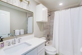 1 Block to The Square: Oxford Condo!