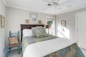 1 Block to The Square: Oxford Condo!