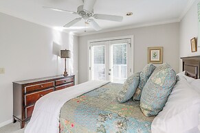 1 Block to The Square: Oxford Condo!