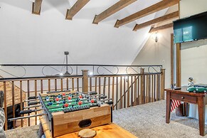 Private Hot Tub & Game Room: Pocono Family Cabin!