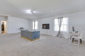 Fenced Yard & Gas Grill: Spacious Home in Richmond