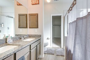 Fenced Yard & Gas Grill: Spacious Home in Richmond