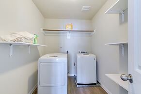 Fenced Yard & Gas Grill: Spacious Home in Richmond