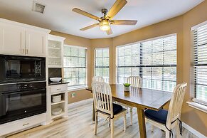 300 Feet to Lake Texoma: Modern Home w/ Deck!