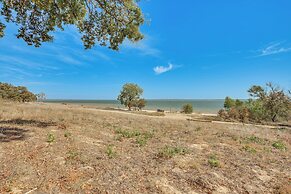 300 Feet to Lake Texoma: Modern Home w/ Deck!