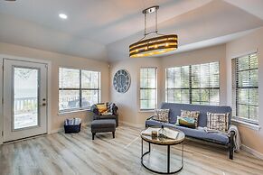 300 Feet to Lake Texoma: Modern Home w/ Deck!